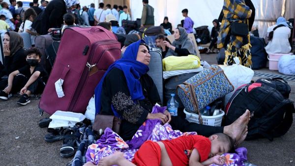 Plus de 230 000 migrants afghans revenus d'Iran en juin, la plupart expulsés