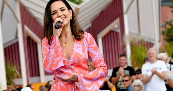 Europa-Park. La chanteuse de schlager alsacienne Romy Kirsch en concert pour une émission culte allemande