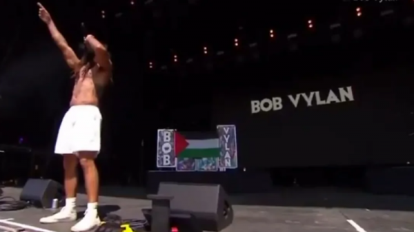 فرقة Bob Vylan تهتف لفلسطين في بريطانيا وتواجه عقوبات في أمريكا