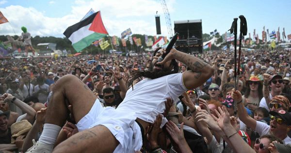 Messages anti-Israël à Glastonbury : le gouvernement et la BBC forcés de réagir