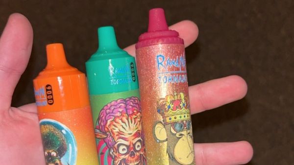 Les cigarettes "puffs", pourtant interdites, toujours accessibles chez les jeunes