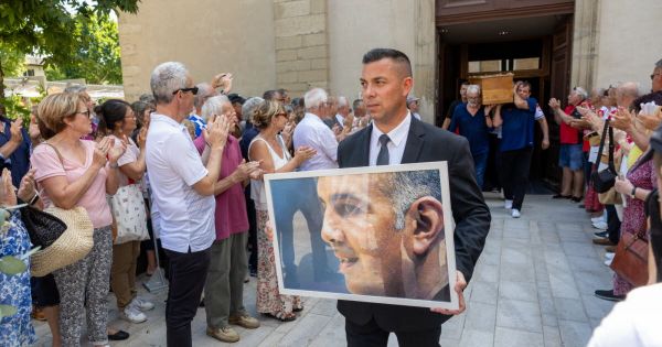 En images. Les Barjots, Guillaume Gille et le pays roussillonnais rendent un dernier hommage à l'ancien handballeur Denis Lathoud