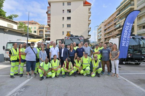 À Cagnes-sur-Mer, le maire Louis Nègre met à l'honneur les agents municipaux chargés de la salubrité de la ville pendant la période estivale