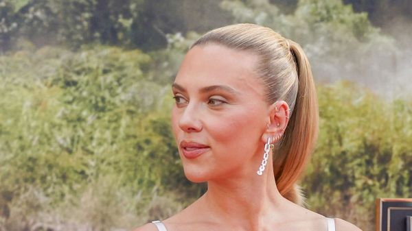 Scarlett Johansson (40 ans) véritable femme fatale : sans complexe, elle porte la robe moulante en dentelle qui sublime sa silhouette