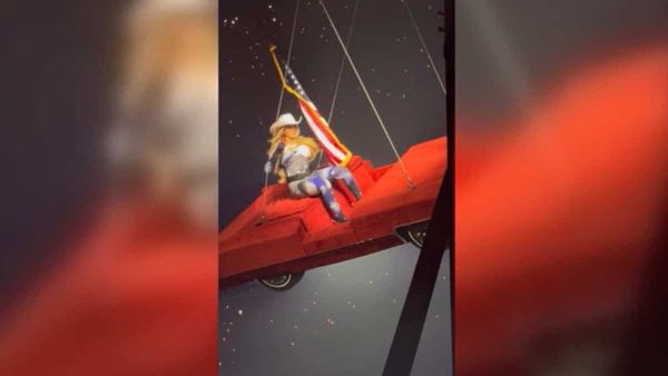 EN VIDÉO | «Arrêtez, arrêtez, arrêtez»: Beyoncé bloquée dans les airs en plein concert