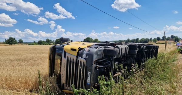 Anzy-le-Duc. Un poids-lourd se couche sur le flanc après avoir frôlé une voiture