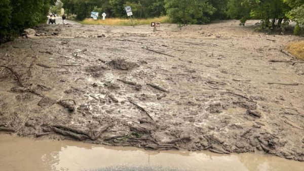 Une coulée de boue bloque la circulation routière sur l'axe principal de la vallée de l'Ubaye