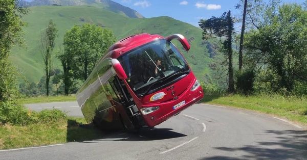 Accident au Pays basque : un car de voyage évite un cycliste et se retrouve coincé dans un fossé