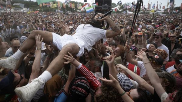 Propos des rappeurs de Bob Vylan contre Israël à Glastonbury : la BBC "regrette" la diffusion du concert