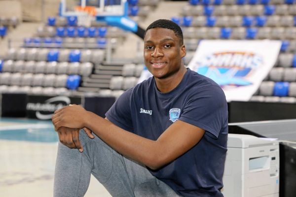 De basketteur pro aux Sharks d'Antibes à masculiniste banni de TikTok: qui est Isaac Mayembo, alias Alex Hitchens sur Internet?