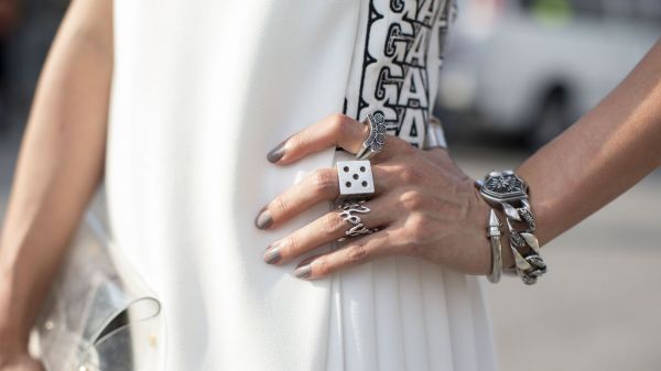Cette teinte de vernis permet de rajeunir les mains quand elles commencent à se fripper