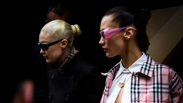 Parfait quand il fait chaud, le chignon préféré des mannequins et des stars est aussi le plus facile à reproduire