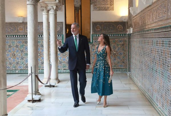 Letizia d'Espagne rayonnante : elle recycle la pépite de son dressing le temps d'une soirée à Séville