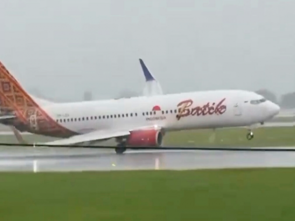 Un Boeing 737 de Batik Air fait un atterrissage spectaculaire en pleine tempête en Indonésie