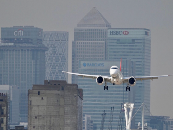 Le fonds Macquarie achète des parts dans les aéroports de Bristol, Birmingham et Londres City