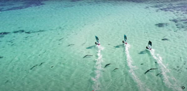 Vidéo : La Bretagne en mode Caraïbes pour cette session de windsurf slalom