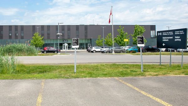 5 gardiens pour 1 migrant: Ottawa donne un contrat de 26 M$ à Garda au Centre de surveillance de l'immigration à Laval