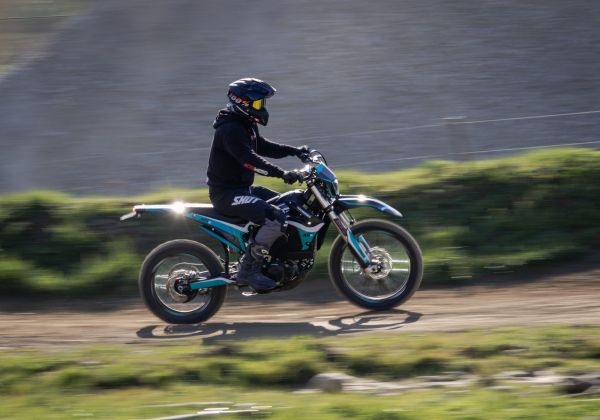 Essai – La MONNIER XRE: électrique, 5 vitesses et embrayage, la recette parfaite pour l'enduro?