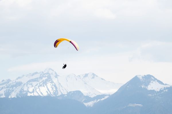 "Son parachute de secours ne s'est jamais ouvert" : un champion du monde fait une chute mortelle dans le lac d'Annecy