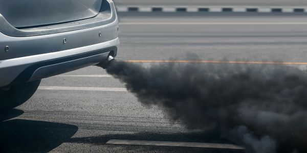 Ma voiture rejette de la fumée noire, pourquoi ? Est-ce grave ? Que faire ?