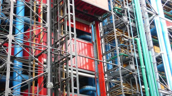 Beaubourg – Une cacophonie chromatique digne d’un schéma de plomberie soviétique
