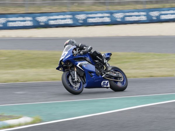 Yamaha R9 2025 VS Yamaha R6 2020 : quelles différences au guidon ?