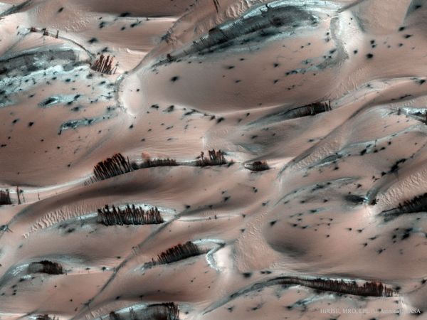 Cascades de sable noir sur Mars