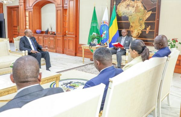 Gabon : Le Chef de l'État s’entretient avec l'Ambassadeur de la République d'Angola