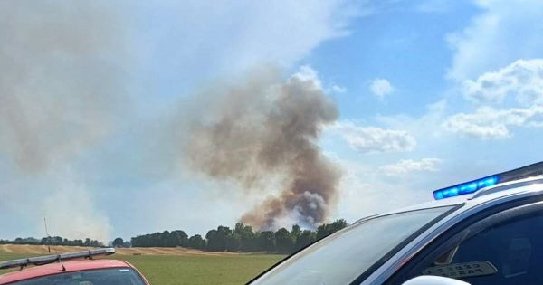 Rhône. Une zone agricole en feu près de l'aéroport Saint-Exupéry : une immense fumée visible dans le ciel