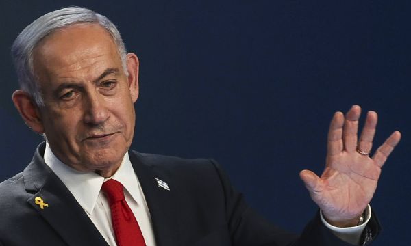 "Lui et son avocat mènent une guérilla stratégique" : avec la suspension de son procès, Netanyahou gagne (encore) du temps