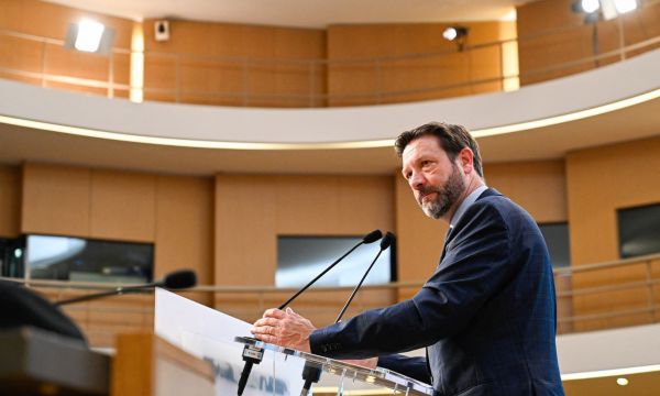 Scanners, vidéosurveillance algorithmique : la région Auvergne-Rhône-Alpes veut renforcer la sécurité devant les lycées