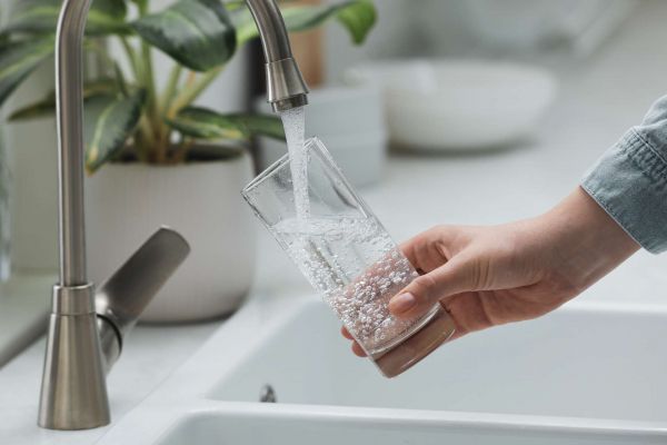 Vous êtes enceinte et buvez l'eau du robinet ? Alors vous devez connaître ce risque pour votre bébé