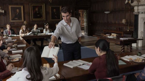 Cette nouvelle romcom avec Corey Mylchreest (La Reine Charlotte) et Sofia Carson (Nos cœurs meurtris) débarque sur Netflix