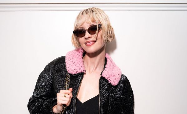 Angèle (29 ans) porte la tendance des années 2000 que toutes les modeuses s'arracheront cet été