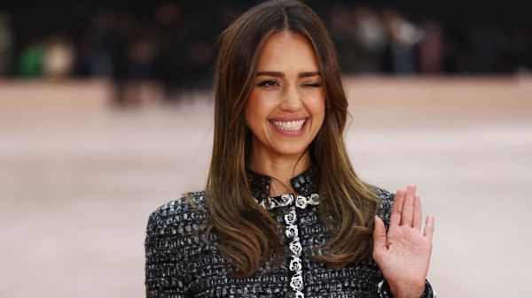 Jessica Alba mise sur la transparence, dans une robe bustier qui sculpte son corps fuselé