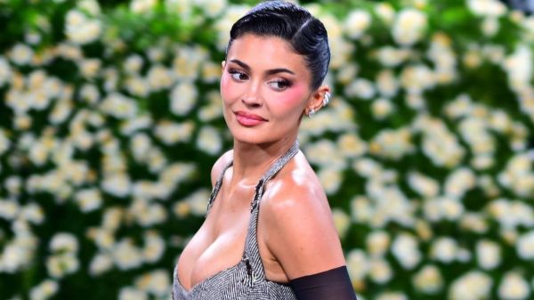 Kylie Jenner (27 ans) : ce geste qu'elle fait pendant 1 minute chaque matin est parfait pour lisser les sillons nasogéniens