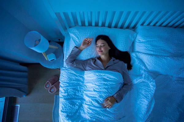Pourquoi votre peau vous remerciera de dormir sur le dos, selon des experts