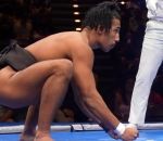 Un combattant au sumo balance son adversaire comme un vulgaire sac de patates