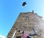 Enrico van de Laar escalade un fort grâce au cerf volant de son kitesurf