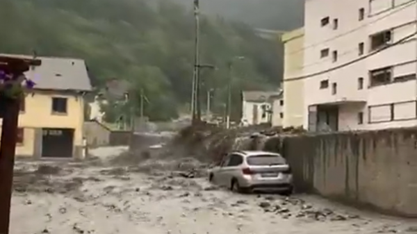 Après un violent orage en Savoie, un torrent de boue inonde les villes de Modane et Fourneaux