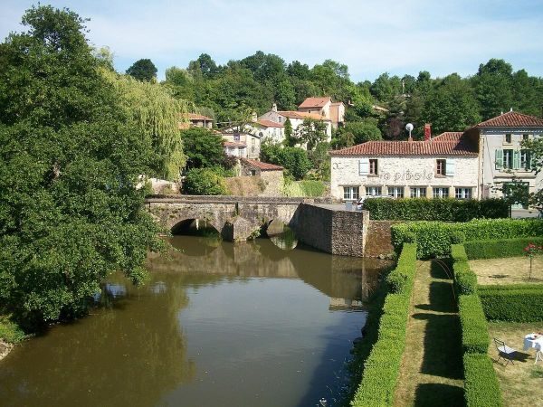 Vouvant, cette cité médiévale légendaire fait partie des plus beaux villages de France