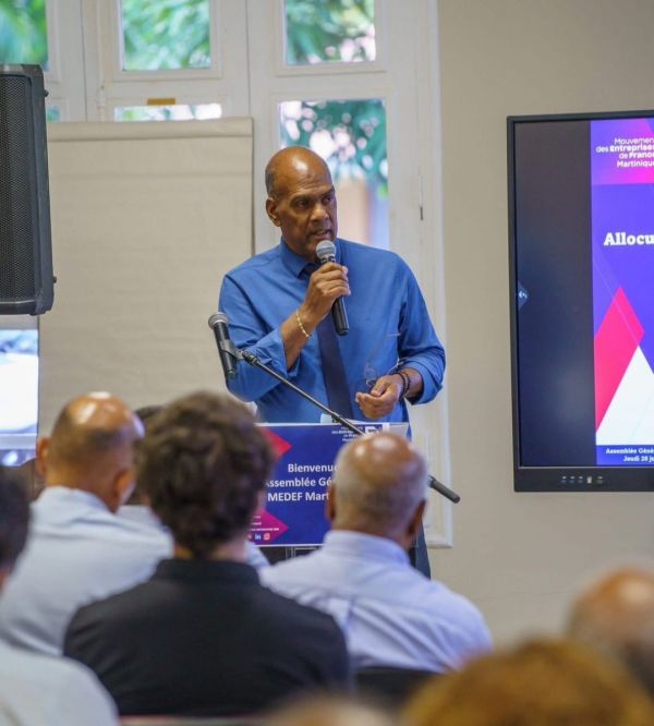 L’homme-Sargasse qui doit des millions…était à l’Assemblée Générale du MEDEF en Martinique