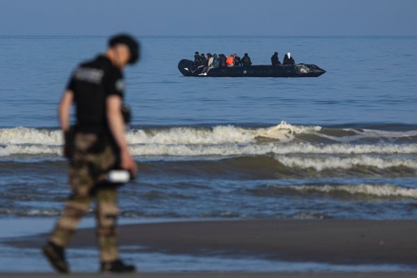 Sur la Manche, le ballet de canots-taxis venant chercher des migrants