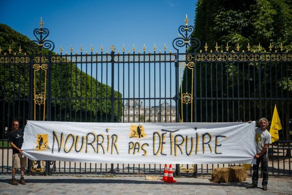 "Banquet paysan" devant le Sénat pour dire "non à la loi Duplomb"