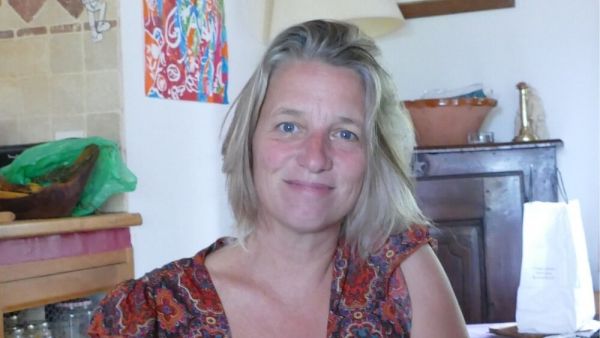 Sage-femme, elle aide les femmes à donner naissance chez elles dans le pays dignois
