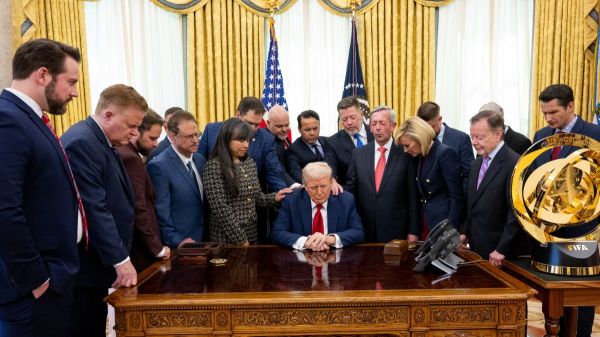 Donald Trump façonne un nouveau culte mystérieux: une droite nationaliste qui sacralise l'Amérique, pas Dieu