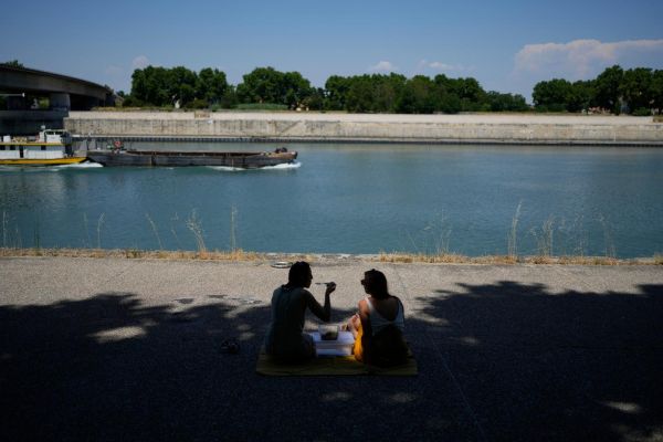Canicule : ce qu'implique le niveau de vigilance rouge qui va concerner seize départements mardi