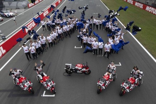 Yamaha fête ses 70 ans à Assen : rouge sur blanc...