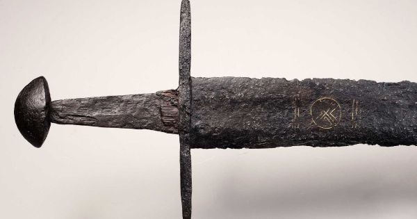 Archéologie : découverte par hasard dans une rivière aux Pays-Bas, une rare épée révèle les croyances d’un guerrier mort il y a plus de 1000 ans