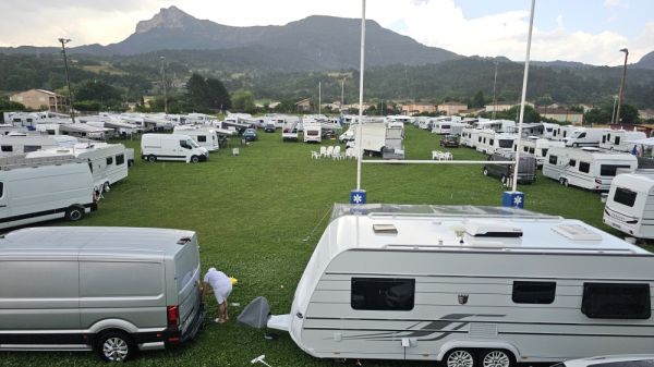 Sur le stade de rugby de Sisteron, près d'une centaine de caravanes se sont installées